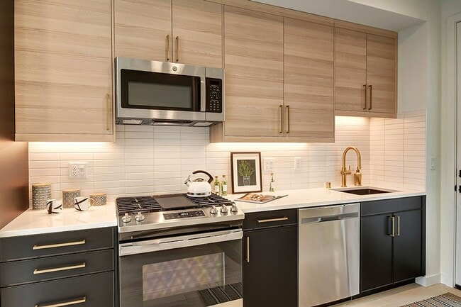 Building Photo - Queen Anne Townhome