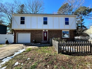 Building Photo - Welcome to this charming 3 bedroom home! ¨...