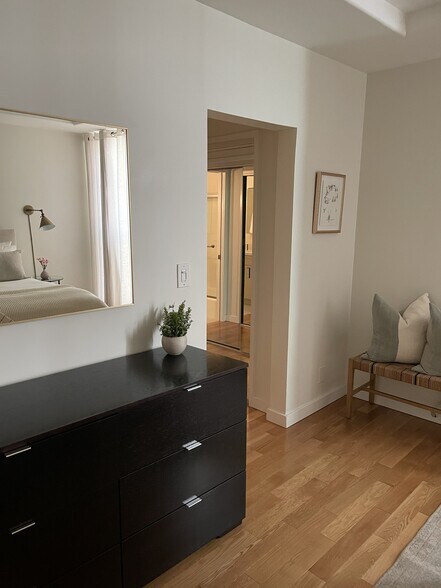 Building Photo - 8550 Holloway Dr