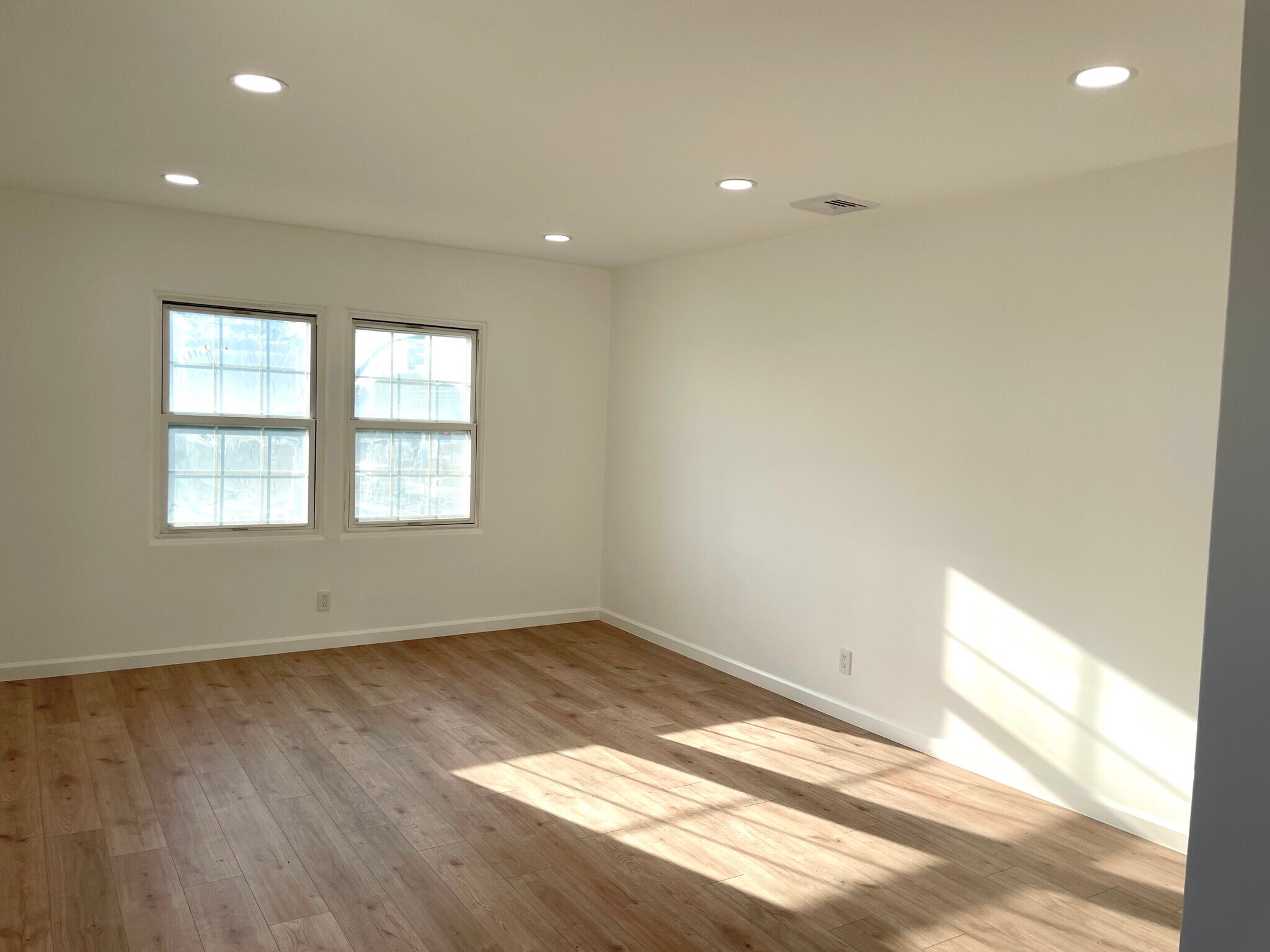 Building Photo - 10402 S Van Ness Ave