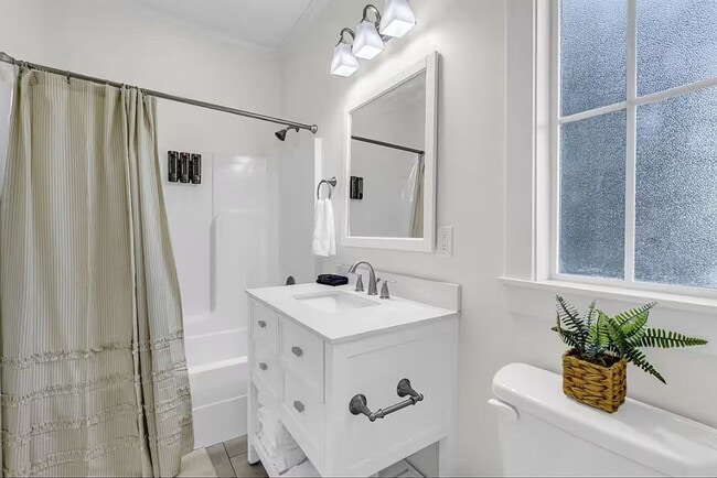 Building Photo - Fully Furnished 5-Bedroom Home Near MSU | En-Suite Baths + All Utilities Included