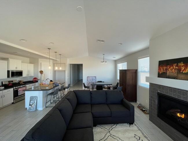 Building Photo - 6255 Goldfinch Dr