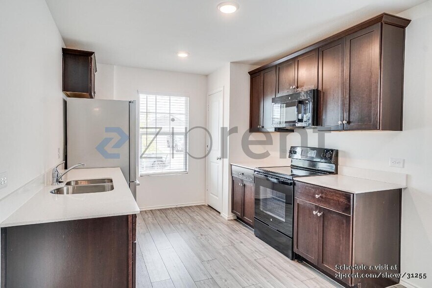 Building Photo - 627 Cochran Dr