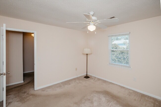 Building Photo - Beautiful 3-Bedroom Townhome in Convenient West Ashley Location!