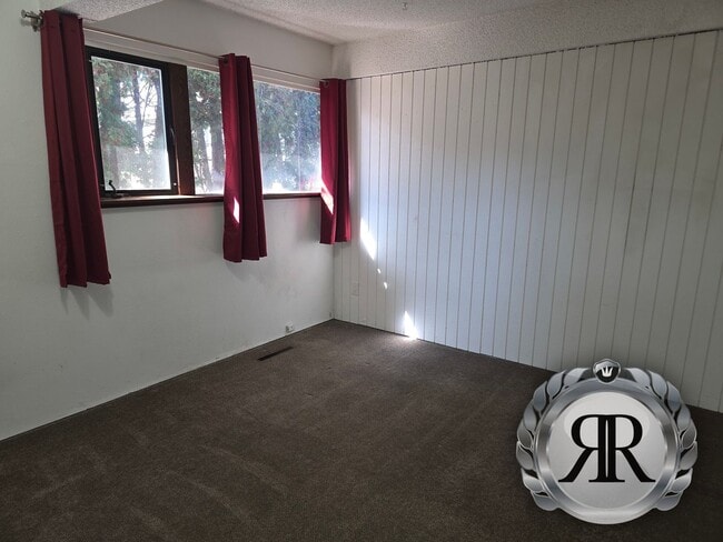 Building Photo - 2 Bedroom, 1 Bath duplex, Close to 40th & Summitview