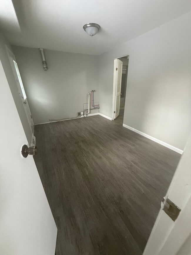 Building Photo - 4 Bedroom House