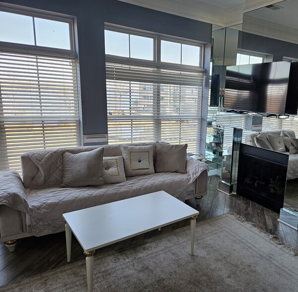 Living room - 810 Belmont Bay Dr