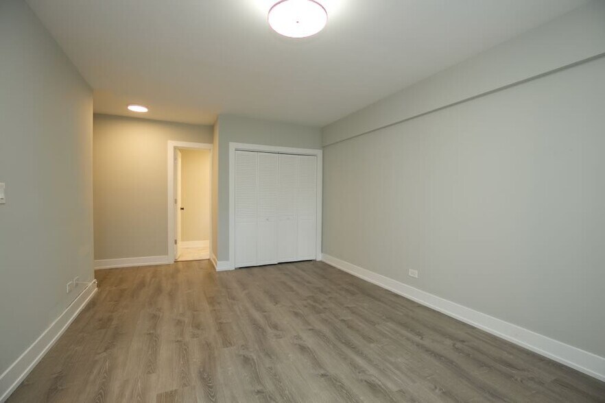 Building Photo - 510 W Belmont Ave