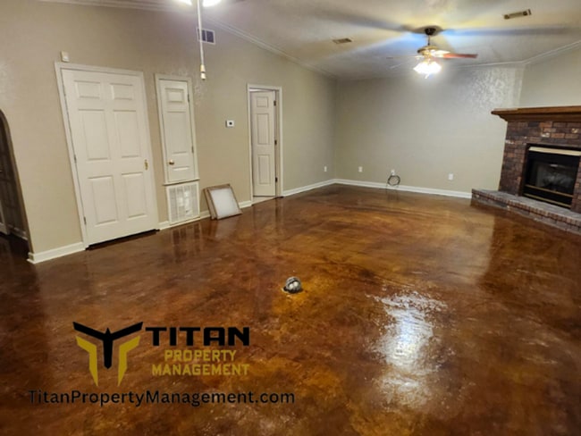 Building Photo - 3b/2b house