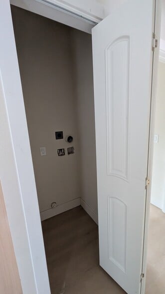 Laundry stacked - 102 Loma Vista Ct