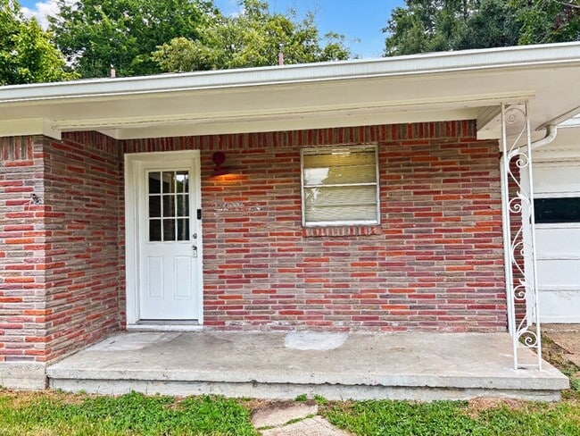 Building Photo - 1004 Oak Dr