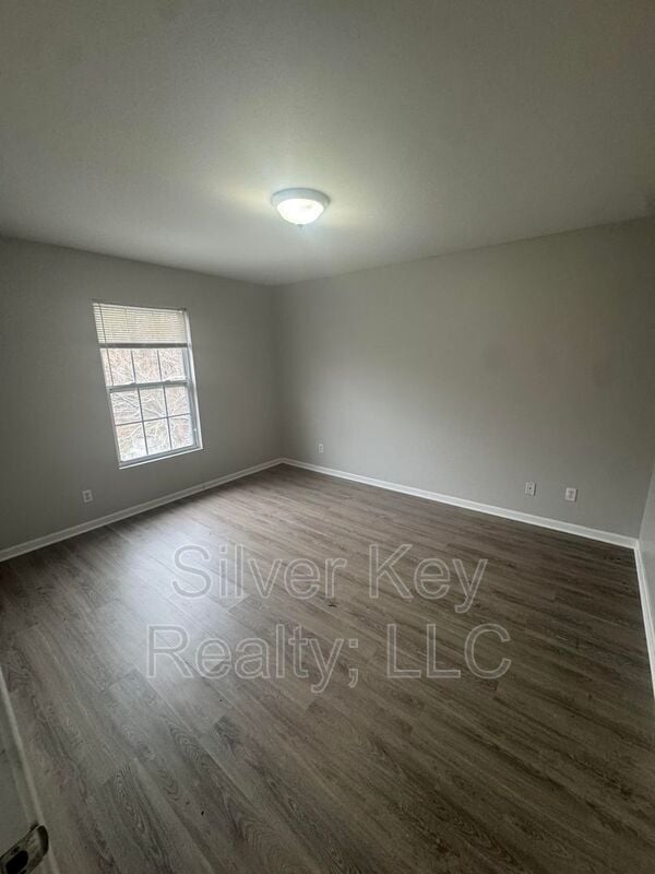 Building Photo - 220 Willow Creek Drive