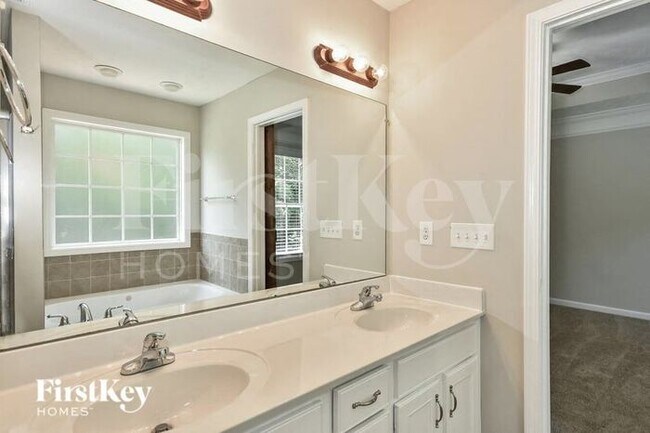 Building Photo - 712 Winding Bluff Way