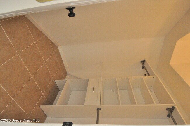 Building Photo - 911 Eldron Blvd SE