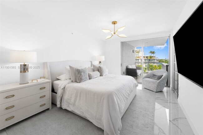 Building Photo - 9521 E Bay Harbor Dr