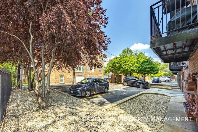 Building Photo - 2622 W Diversey Ave
