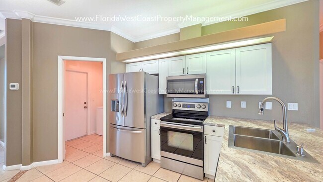 Building Photo - CUTE AND SPACIOUS 3 BEDROOM/ 2 BATH POOL HOME! NORTH PALMETTO! PET FRIENDLY!