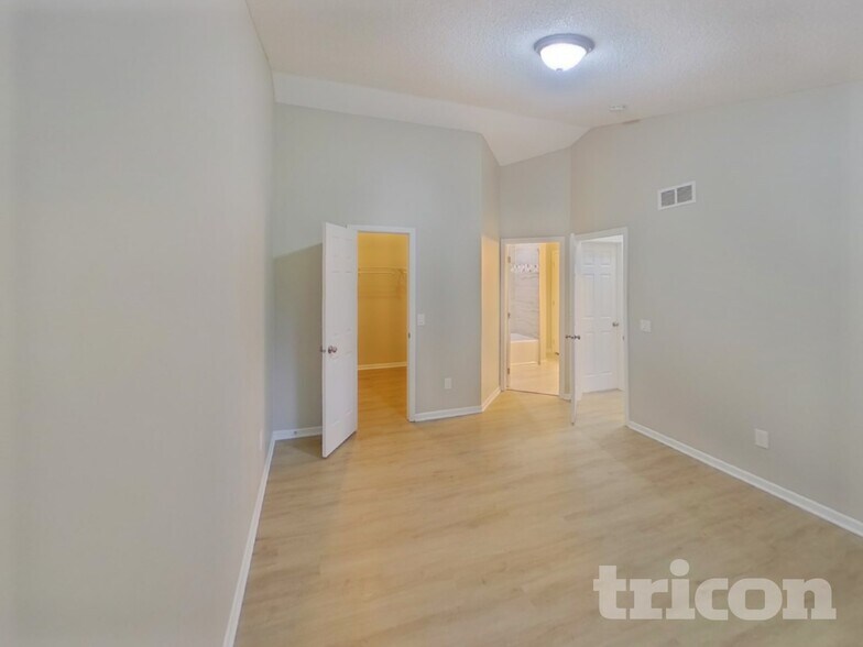 Building Photo - 4448 Hamilton Dr