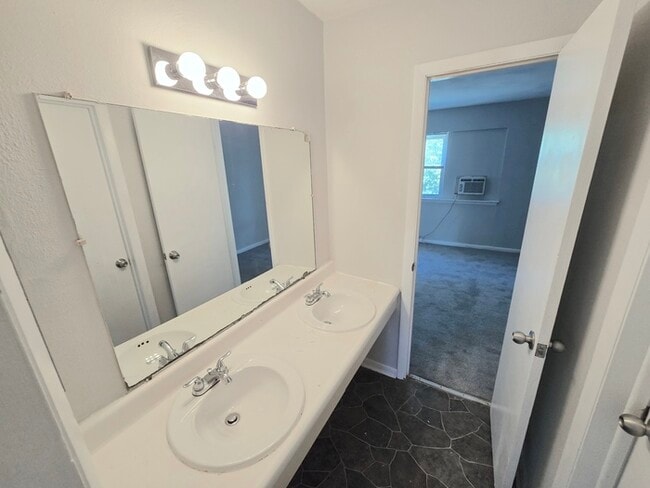 Building Photo - BEAUTIFUL TWO BEDROOM 1.5 BATHROOM APARTME...
