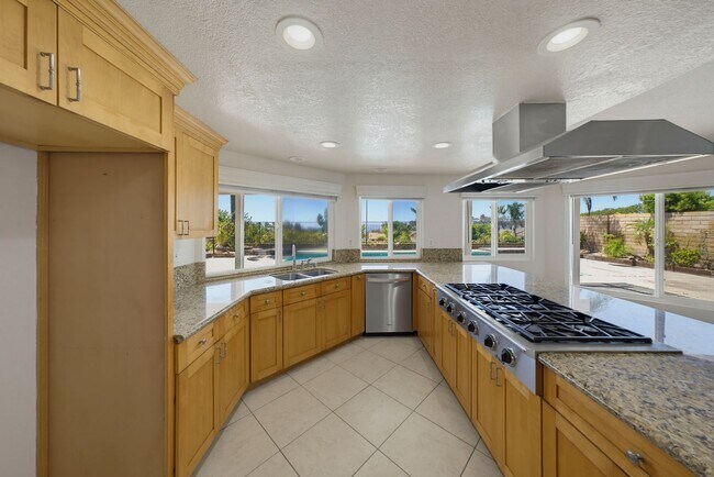 Building Photo - GORGEOUS VIEWS of Anahiem Hills