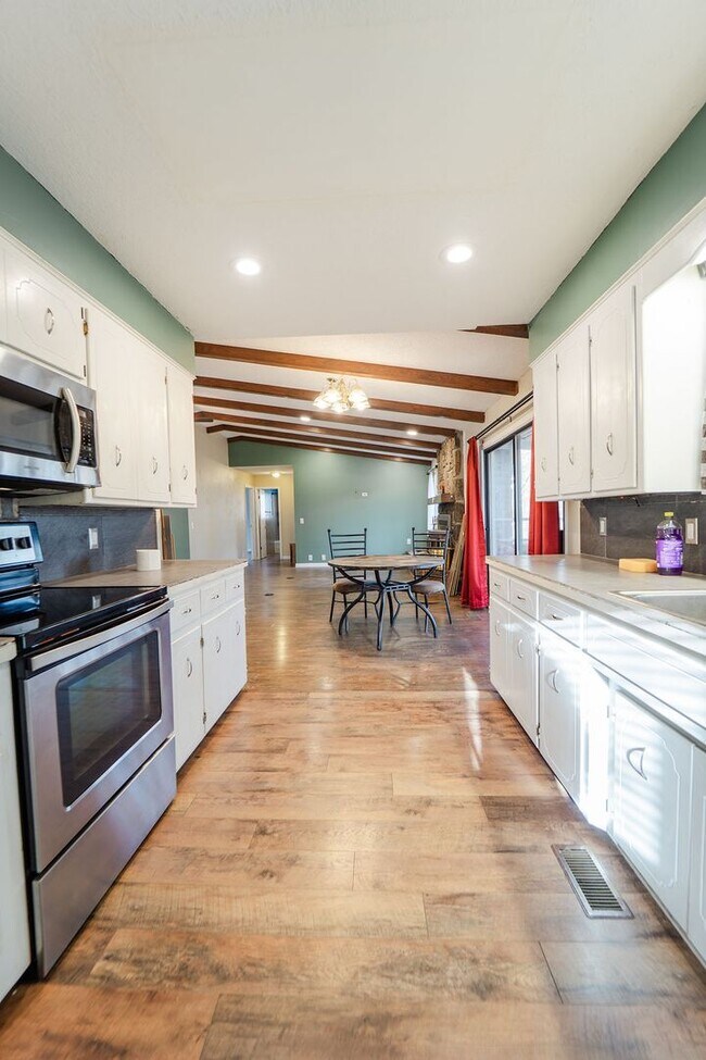 Building Photo - Spacious 3 Bedroom, 3 Bath Two story home!!