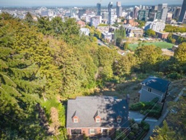 Building Photo - Beautiful 4 Bed, 3.5 Bath Rental home in S...