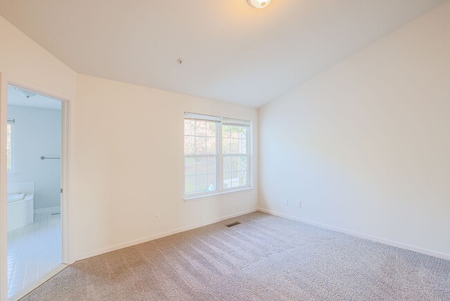 Building Photo - 641 Kirkcaldy Wy