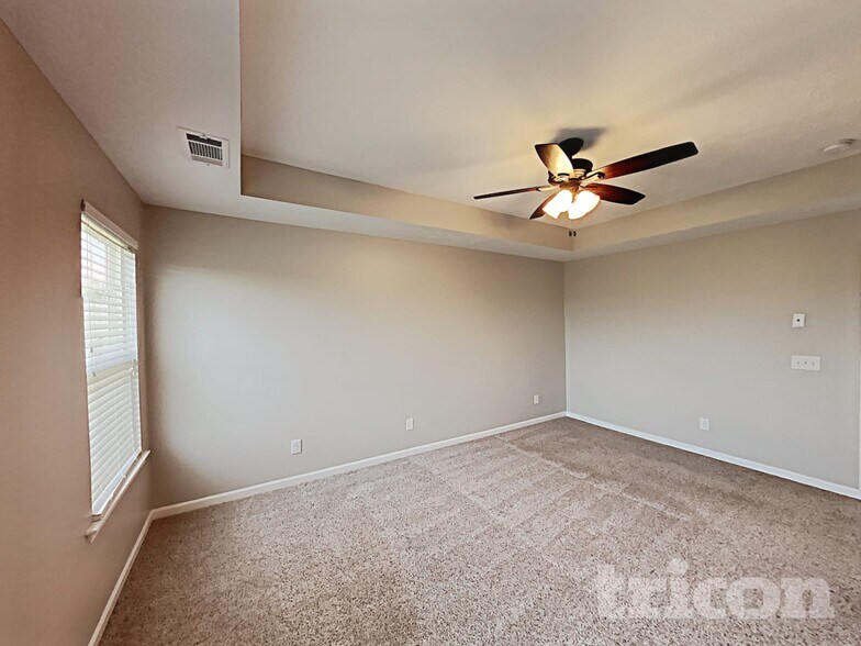 Building Photo - 1637 Robindale Dr