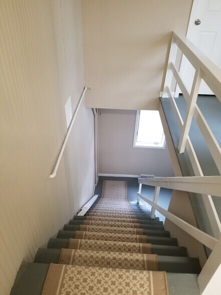 private vestibule staircase - 211 E 161st Pl