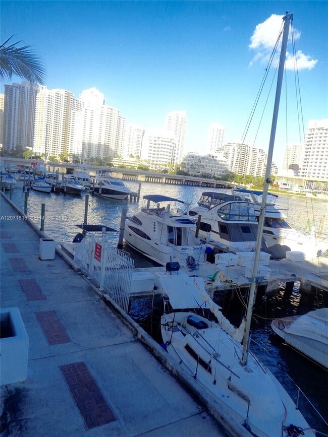 Building Photo - 999 Brickell Bay Dr