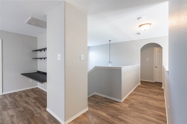 Building Photo - 2012 Meadow View Dr