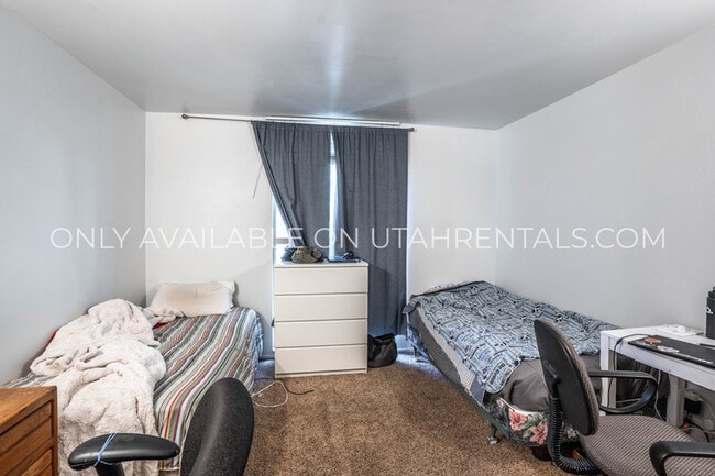 Building Photo - 1080 E 450 N