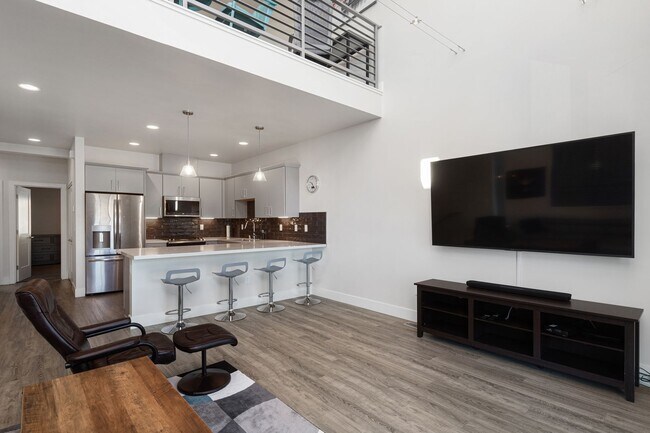 Building Photo - Downtown Executive Furnished Townhouse