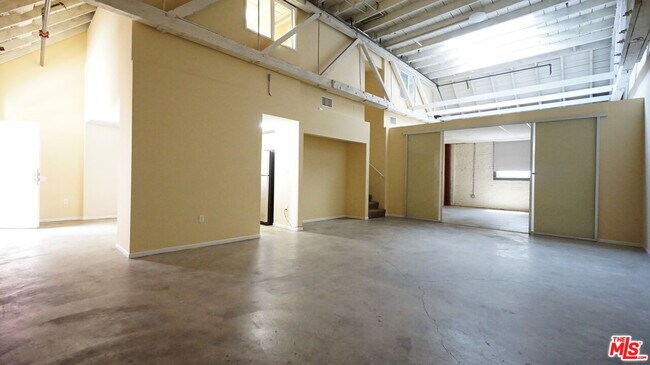 Building Photo - 922 W 23rd St