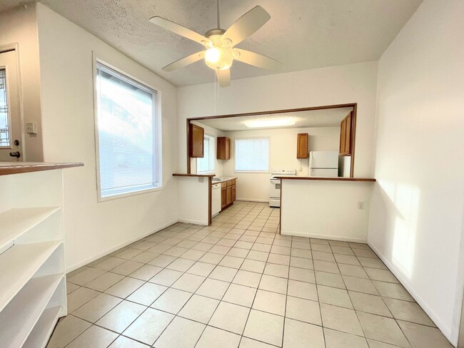 Building Photo - Large 2 Bed, 1 Bath