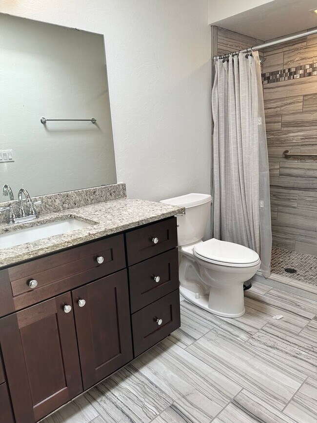 Building Photo - Townhome in Desirable Sunrise Presidio