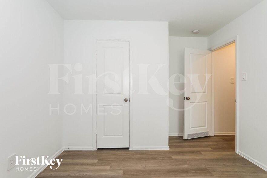 Building Photo - 423 Jewett Meadow Dr