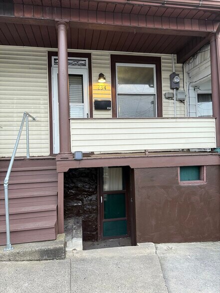 Building Photo - 234 W Willow St