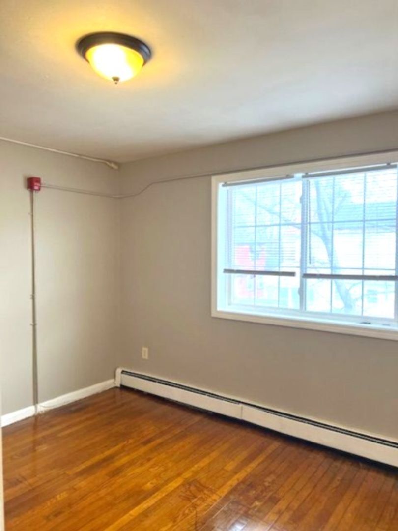 Building Photo - 13 Bissell St