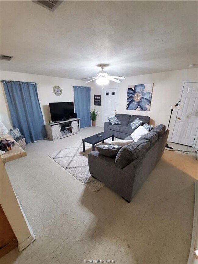 Building Photo - College Station - 3 bedroom /3 bath HOUSE Near TAMU!