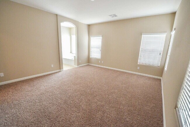 Building Photo - "Spacious 4-Bedroom Retreat with 2.5 Baths in Vibrant Las Vegas Locale!"