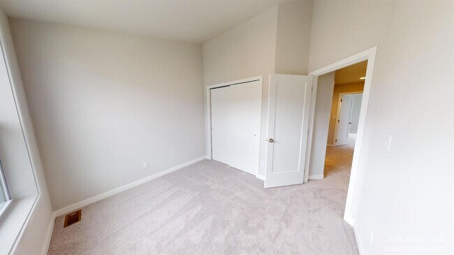 Building Photo - 2877 Rayfield Ave
