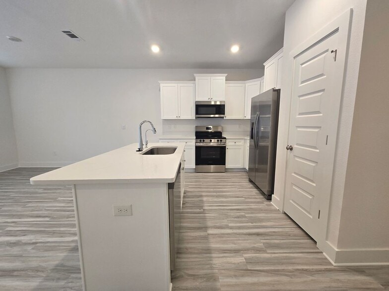 Building Photo - 396 Salt Creek Lane