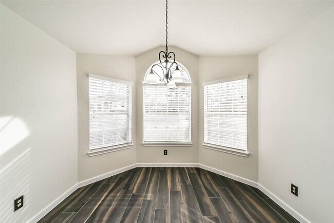 Building Photo - 2511 Pine Cone Dr