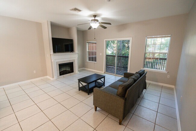Building Photo - Beautiful 3 Bedroom 2 1/2 Bath Condo