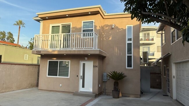 Building Photo - 594 S Mentor Ave