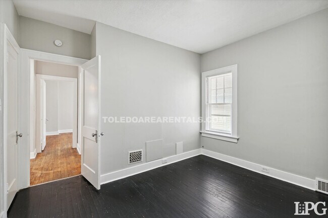 Building Photo - 4138 N Lockwood Ave