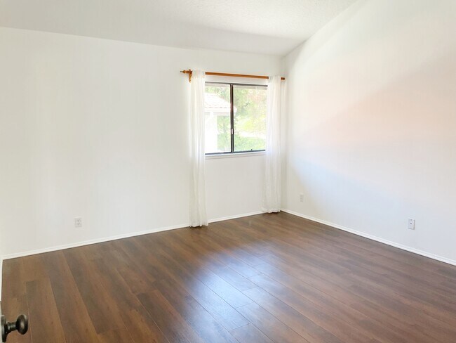 Building Photo - 1450 Palisades Dr