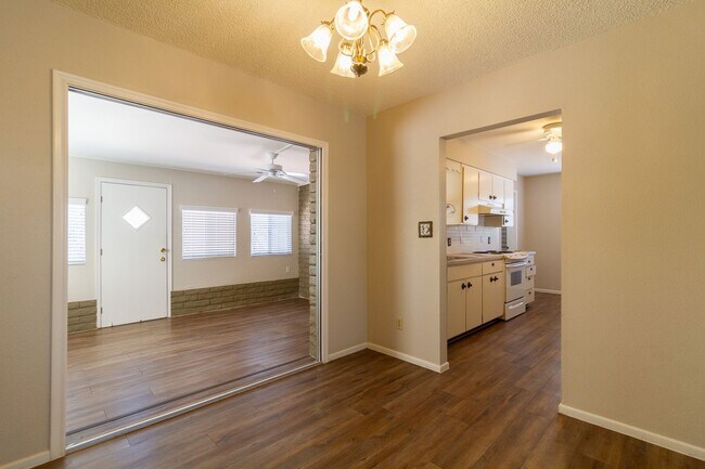 Building Photo - Nice 2 bedroom 1.5 bath in a nicely locate...