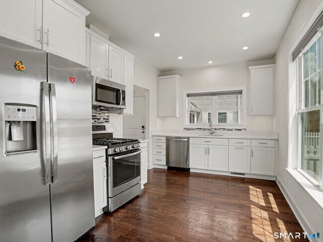 Building Photo - 604 Newfield Ave